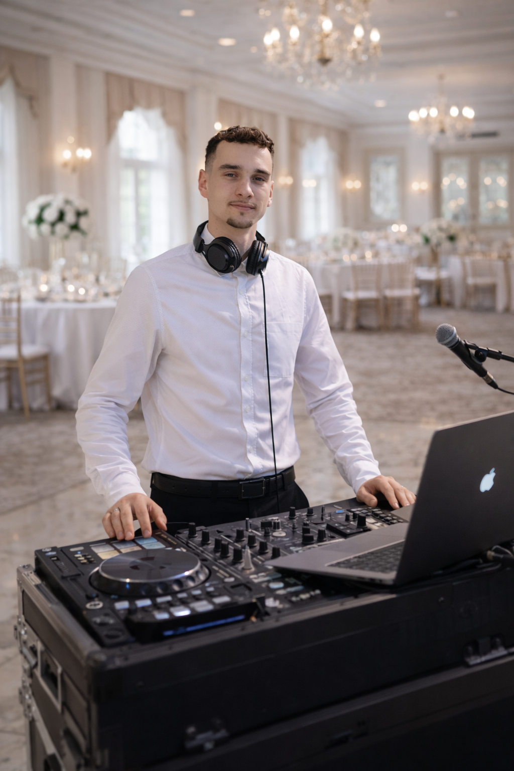 DJ pri práci na spoločenskej akcii